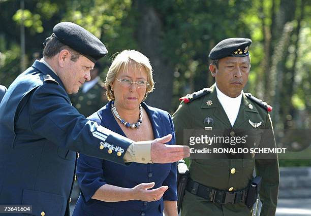 Michelle Bachelet , presidenta de Chile, camina junto a militares mexicanos antes de rendir homenaje en el monumento de los Ninos Heroes, el 20 de...