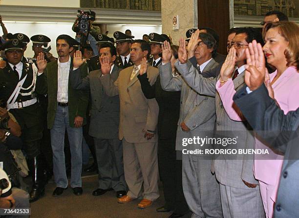 Un grupo de legisladores suplentes prestan juramento ante el Presidente del Congreso Nacional en Quito el 20 de marzo de 2007. El Congreso de Ecuador...