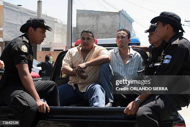 Marco Javier Lemus y Obdulio Estuardo Valdemar de Leon son conducidos en una camioneta despues de haber sido capturados por agentes de la Policia...