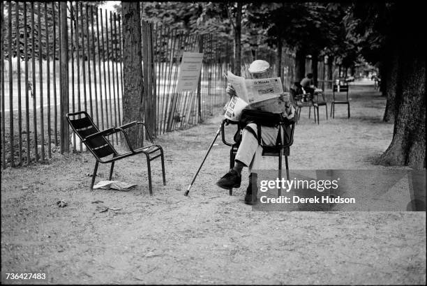 One of France's most celebrated photographers, Henri Cartier-Bresson, co-founder of the Magnum photo agency, reading the French newspaper Le Monde in...