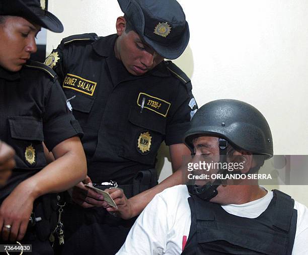 Agentes de la Policia Nacional Civil dialogan con Carlos Amilcar Orellana en la Torre de Tribunales en Ciudad de Guatemala, despues de haber sido...