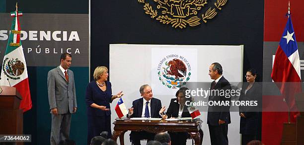 La presidenta de Chile Michelle Bachelet el presidente de Mexico Felipe Calderon , junto a los cancilleres de Chile Alejandro Foxley y de Mexico...