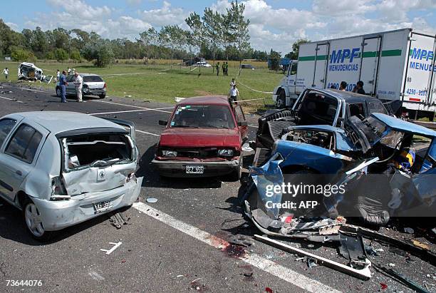 Buenos Aires, ARGENTINA: Vista general del accidente que involucro a 17 vehiculos, ocurrido en el quilometro 45 de la autopista Ricchieri donde...