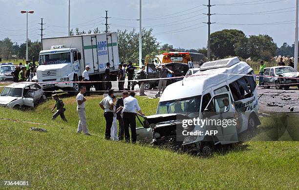 Buenos Aires, ARGENTINA: Vista general del accidente que involucro a 17 vehiculos, ocurrido en el quilometro 45 de la autopista Ricchieri donde...