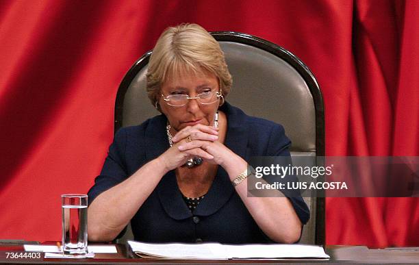 La presidenta de Chile Michelle Bachelet escucha un discurso durante su visita al Congreso el 20 de marzo de 2007 en Ciudad de Mexico. Bachelet se...