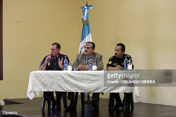 El ministro de Gobernacion de Guatemala, Carlos Vielman , oficializa la captura de tres hombres y una mujer, supuestos autores intelectuales y...