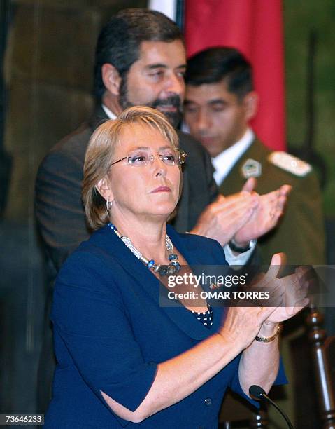 La presidenta de Chile Michelle Bachelet , junto al rector de la Universidad Nacional Autonoma de Mexico Ramon de la Fuente, aplauden al inicio de un...