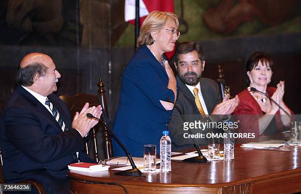 La presidenta de Chile Michelle Bachelet, saluda al inicio de un encuentro literario con intelectuales mexicanos y chilenos junto al rector de la...