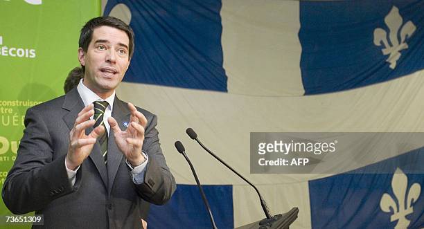 Saint-Eustache, CANADA: Leader of the Parti Quebecois, Andre Boisclair speaks to supporters at a campaign office in the Deux-Montagnes riding, 21...