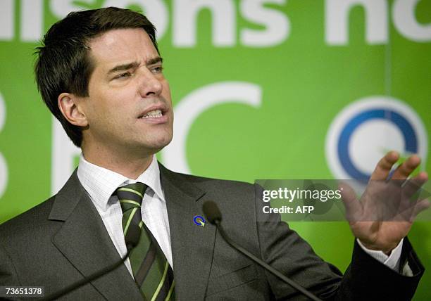 Saint-Eustache, CANADA: Leader of the Parti Quebecois, Andre Boisclair speaks to supporters at a campaign office in the Deux-Montagnes riding, 21...