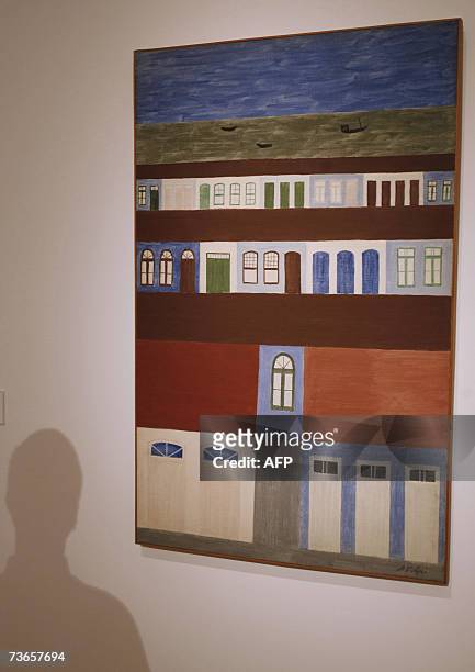 Buenos Aires, ARGENTINA: La sombra de un visitante se proyecta junto al cuadro "Vista do Santos com Mar ao Fundo" del pintor Alfredo Volpi, en la...