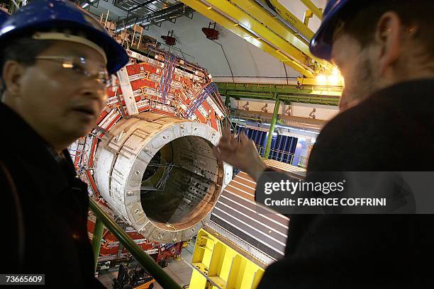 Visitor receives explanation, 22 Mars 2007, near Geneva, in front of the magnet core of the world's largest superconducting solenoid magnet , one of...