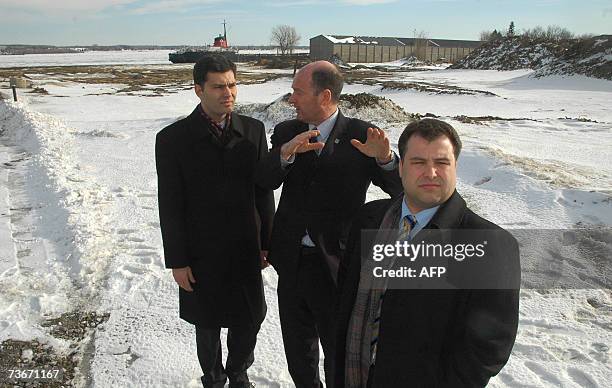 Trois-Rivieres , CANADA: Mario Dumont , leader of the rightist Action Democratique du Quebec , listens 21 March, 2007 to Yves Levesque , the mayor of...