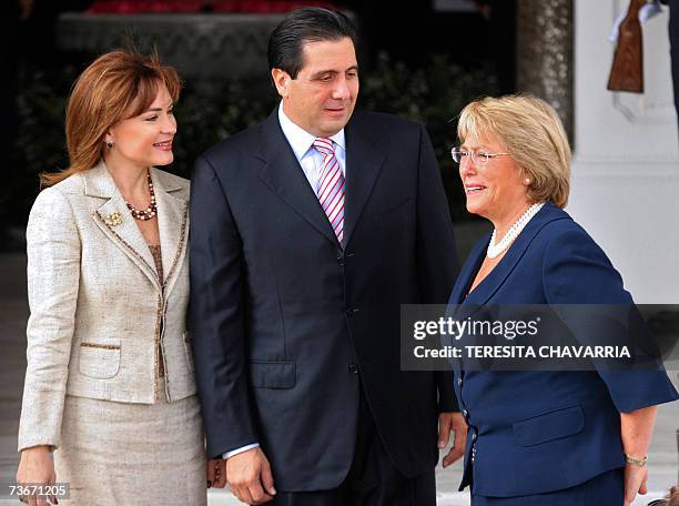 La presidenta de Chile Michelle Bachelet conversa con su homologo de Panama Martin Torrijos y su esposa Vivian Fernandez de Torrijos al llegar el 22...