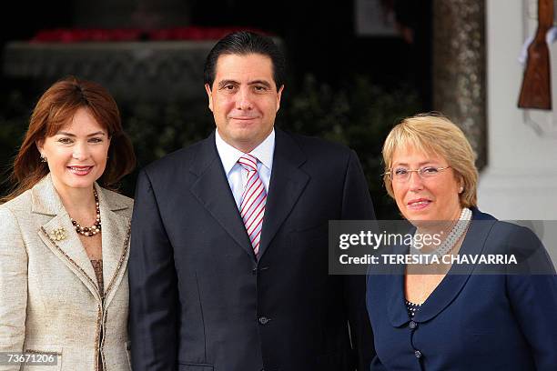 La presidenta de Chile Michelle Bachelet posa para la prensa con su homologo de Panama Martin Torrijos y su esposa Vivian Fernandez de Torrijos al...