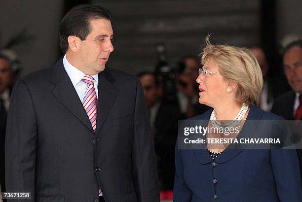 La presidenta de Chile Michelle Bachelet conversa con su homologo de Panama Martin Torrijos a la entrada del Palacio Presidencial Las Garzas en...