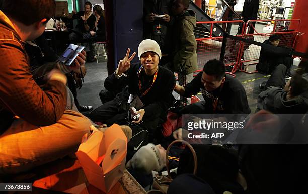 London, UNITED KINGDOM: Ritasu Thomas, aged 17, waits at the front of the queue in the Virgin Megastore, London 22 March 2007 on the day that Sony...
