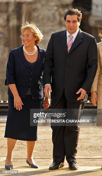 Michelle Bachelet , presidente de Chile y Martin Torrijos , presidente de Panama caminan luego de posar para la foto oficial realizada frente a la...