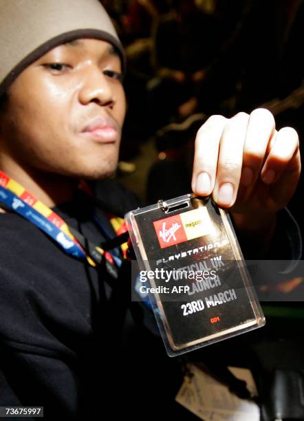 London, UNITED KINGDOM: Ritasu Thomas, aged 17, waits at the front of the queue in the Virgin Megastore, London 22 March 2007 on the day that Sony...