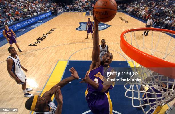 Kobe Bryant of the Los Angeles Lakers shoots over Hakim Warrick of the Memphis Grizzlies on March 22, 2007 at FedExForum in Memphis, Tennessee. NOTE...