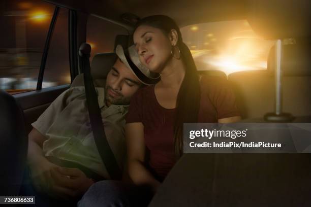 young couple sleeping in car during their road trip - couple sleeping in car photos et images de collection