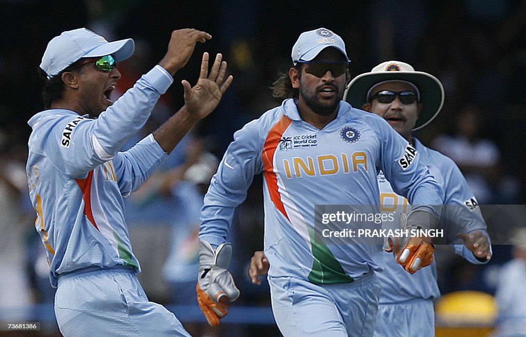 Indian cricketers Saurav Ganguly (L), Ma...