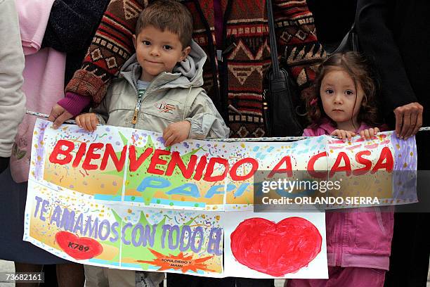 Los hermanos Diego y Sofia dan la bienvenida a su padre Jaime Gustavo Rodriguez en la rampa de la Fuerza Aerea Guatemalteca , en la periferia sur de...