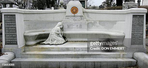 New York, UNITED STATES: Magician Harry Houdini's gravesite is pictured 23 March, 2007 in the Queens borough of New York. Eighty-one years after...