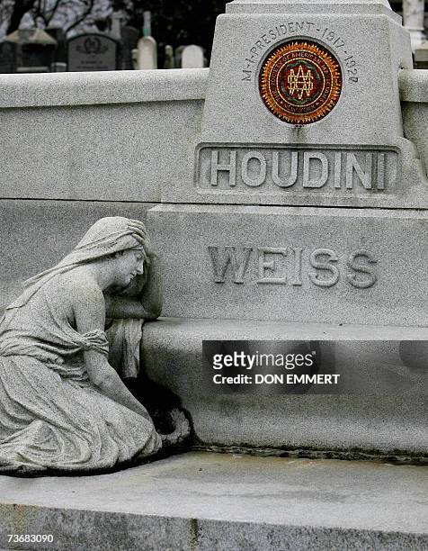 New York, UNITED STATES: Magician Harry Houdini's gravesite is pictured 23 March, 2007 in the Queens borough of New York. Eighty-one years after...