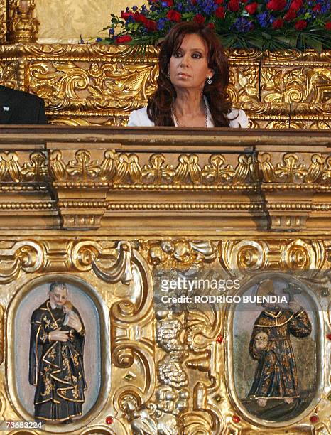 La senadora y primera dama de Argentina Cristina Fernandez de Kirchner escucha el discurso del Alcalde de Quito Paco Moncayo, durante una ceremonia...