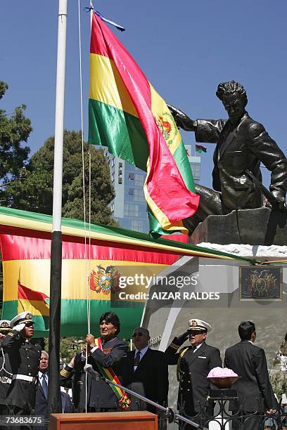 El presidente de Bolivia Evo Morales hiza la bandera de su pais el 23 de marzo de 2007 en La Paz, durante la ceremonia conmemorativa de los 128 anos...