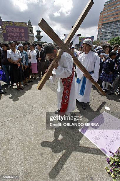 Miembros de la Conferencia Episcopal participan en el Via Crucis del Migrante en el centro historico de Ciudad de Guatemala, el 23 de marzo de 2007....