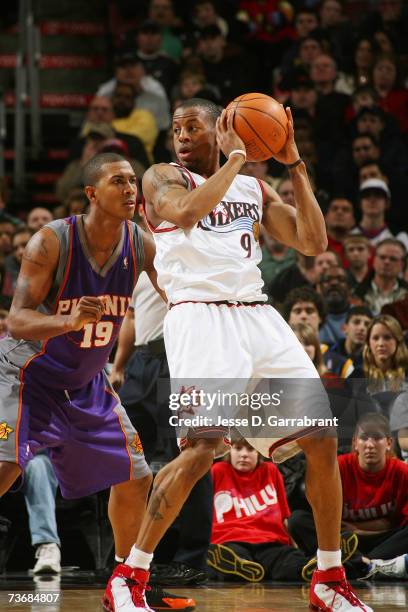 Andre Iguodala of the Philadelphia 76ers posts up against Raja Bell of the Phoenix Suns at Wachovia Center on February 28, 2007 in Philadelphia,...