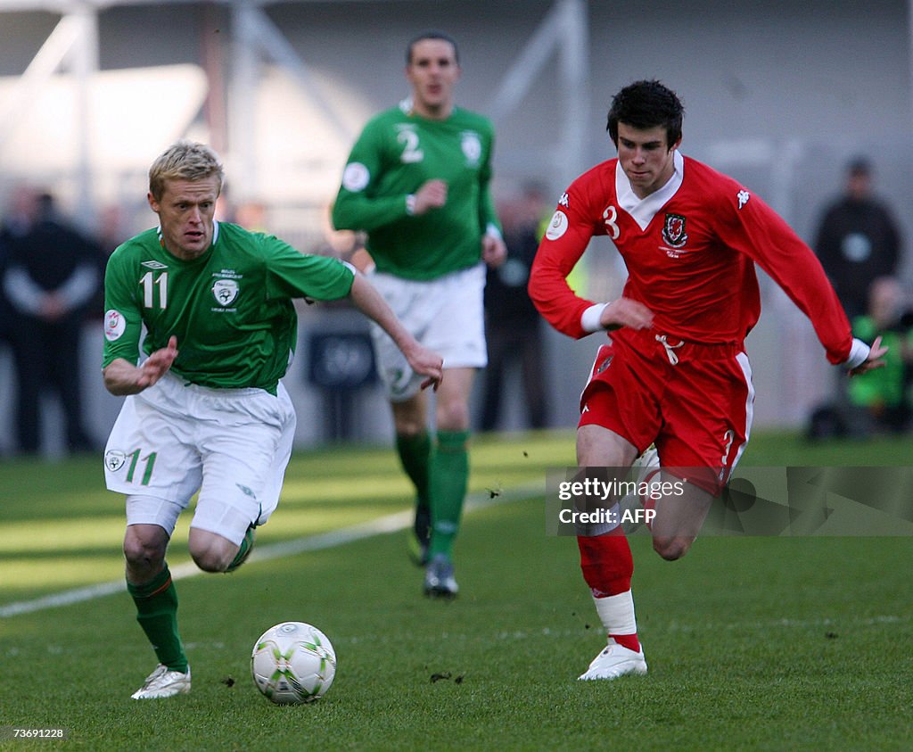 Ireland's Damien Duff (L) and Wales' Gar...