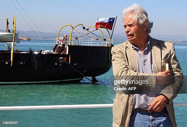 El poeta peruano Rodolfo Hinostroza conversa con la prensa frente al acorazado Huascar, luego de leer poemas sobre el buque junto a colegas chilenos...