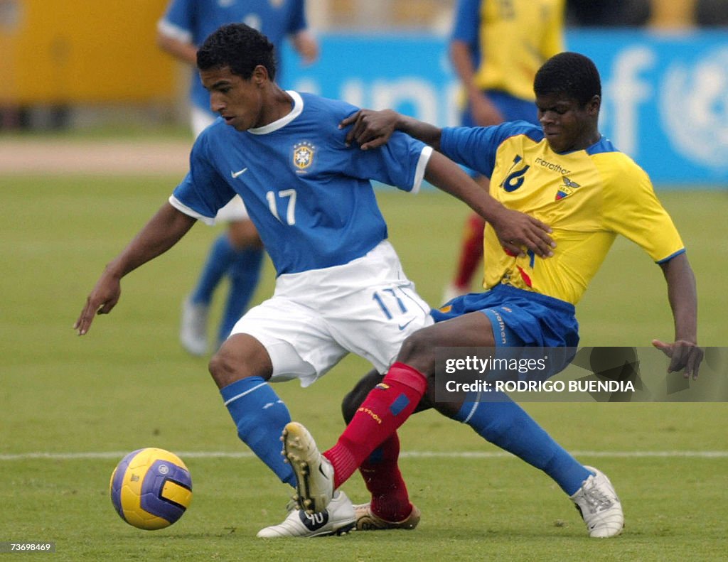 Tiago (I) de Brasil pelea un balon con A...