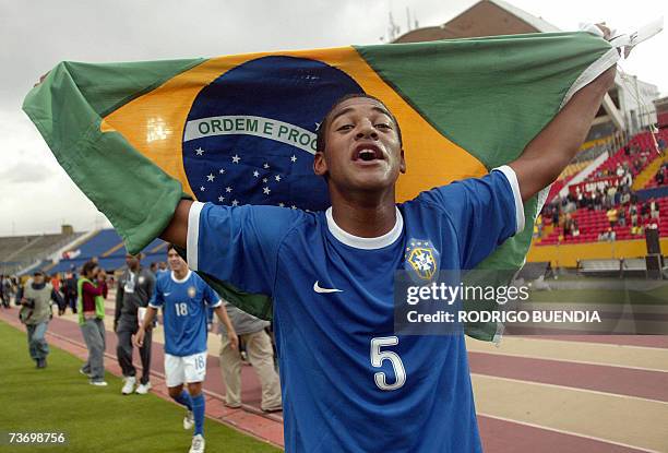 Felipe, de la seleccion Sub'17 de Brasil, festeja con sus companeros la conquista del Campeonato Sudamericano de la categoria tras vencer 5-2 a...