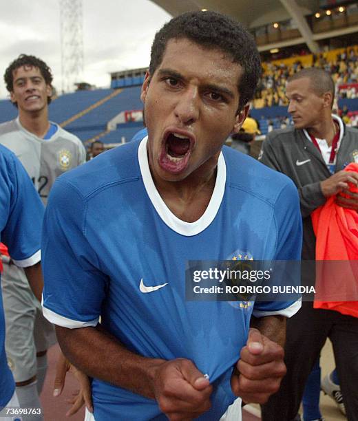 Atila, de la seleccion Sub'17 de Brasil, festeja con sus companeros la conquista del Campeonato Sudamericano de la categoria tras vencer 5-2 a...