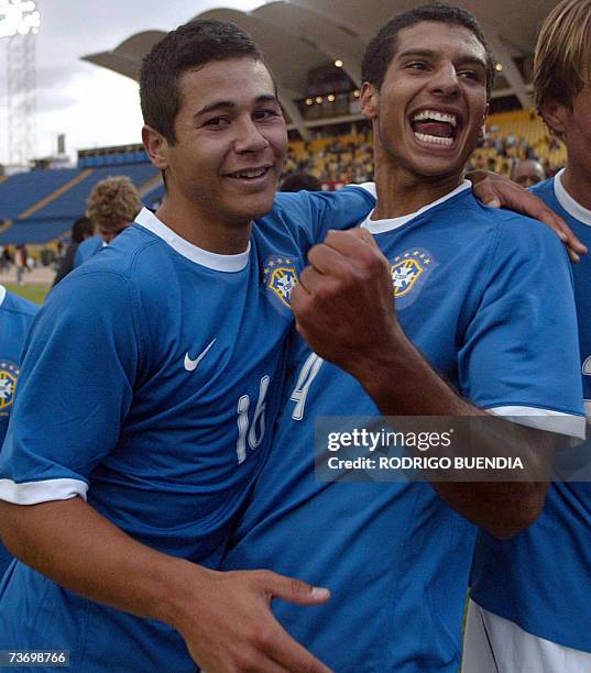 Atila y Bruno de la seleccion Sub'17 de Brasil, festejan con sus companeros la conquista del Campeonato Sudamericano de la categoria tras vencer 5-2...