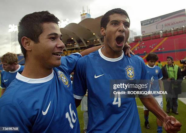 Atila y Bruno, de la seleccion Sub'17 de Brasil, festeja con sus companeros la conquista del Campeonato Sudamericano de la categoria tras vencer 5-2...