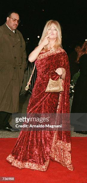 Actress Goldie Hawn arrives at the wedding reception of actors Michael Douglas and Catherine Zeta-Jones November 18, 2000 at the Plaza Hotel in New...