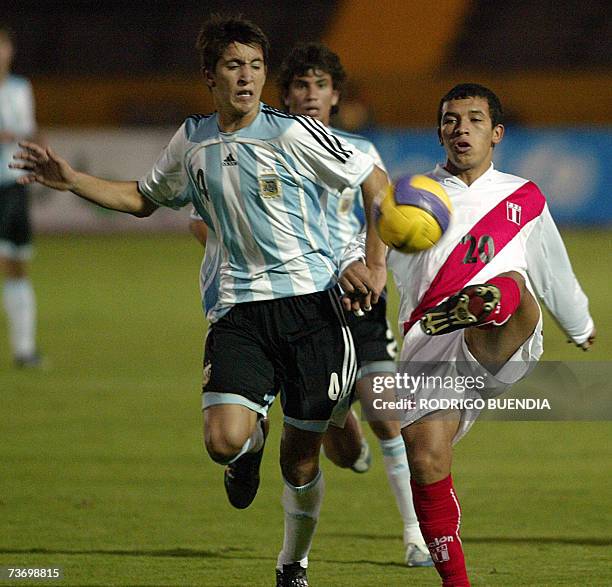 Damian Martinez de Argentina disputa un balon con Gary Correa de Peru, durante la ronda final del Campeonato Sudamericano sub-17 en el estadio...