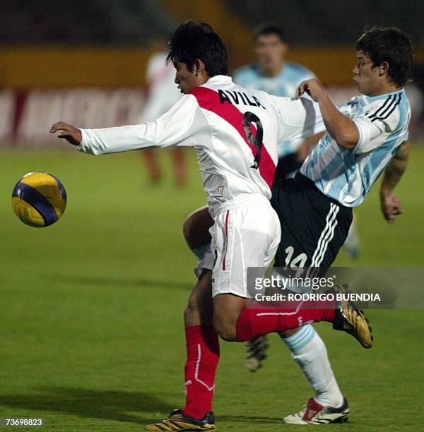 Alexis Machuca de Argentina disputa un balon con Irven Avila de Peru, durante la ronda final del Campeonato Sudamericano sub-17 en el estadio...