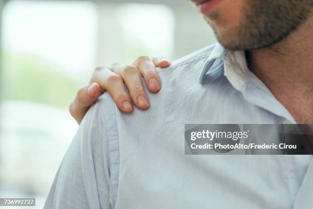 healthcare workers hand on patients shoulder - hand auf der schulter stock-fotos und bilder