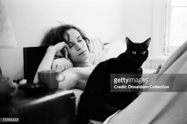 Actress Amanda Plummer poses with her cat at her residence during a photo shoot held in 1988, in New York City.