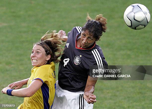 Picture taken 26 August 2004 at Karaiskaki stadium in Athens shows Swedish defender Sara Larsson and German defender Steffi Jones fighting for the...