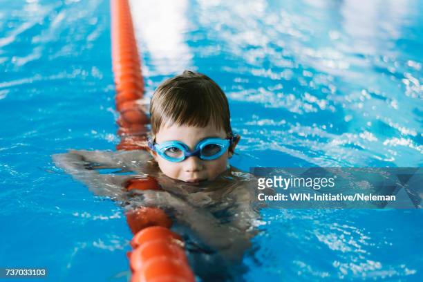 boy in the swimming pool - kids swimming stockfoto's en -beelden