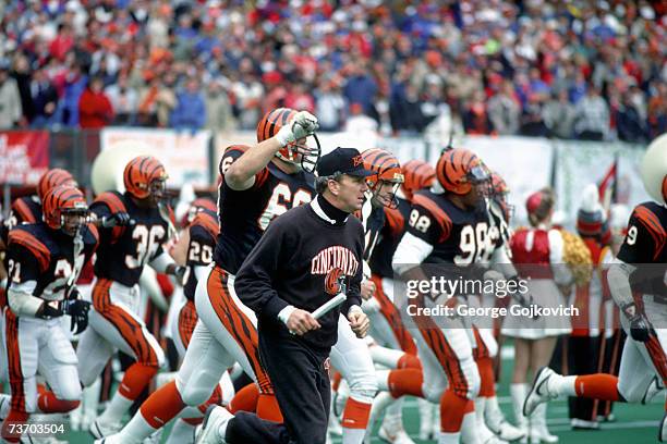 Head coach Sam Wyche of the Cincinnati Bengals leads his team onto the field before a game at Riverfront Stadium circa 1988 in Cincinnati, Ohio.