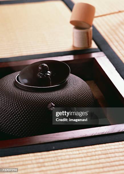 kettle for tea ceremony - bamboo dipper - fotografias e filmes do acervo