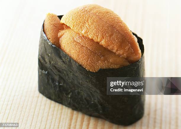 sea urchin sushi - gunkanmaki stock-fotos und bilder